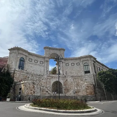 Casa Dede Nel Centro Storico Di * 卡利亚里